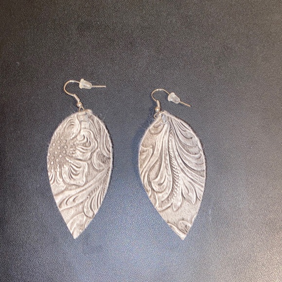 Lightweight earrings - Picture 1 of 2